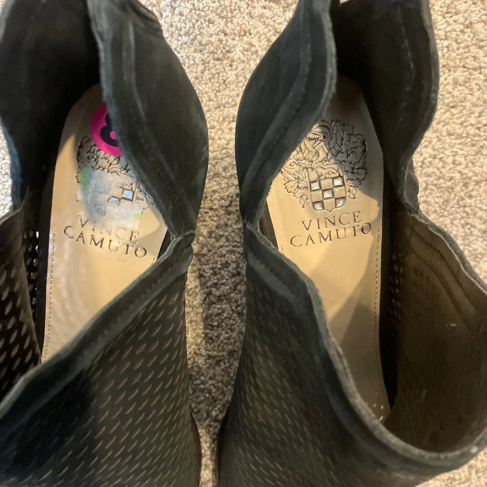 Vince Camuto Katrina Black Suede Perforated Peep Toe Block Heel Booties 8M Edgy